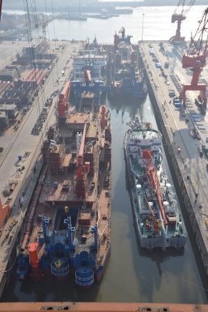 江蘇海新重工熱烈慶祝4艘船舶同日下水、出塢