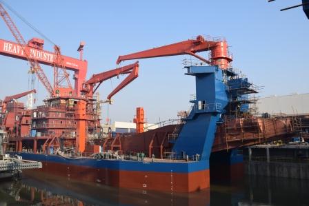 江蘇海新重工熱烈慶祝4艘船舶同日下水、出塢